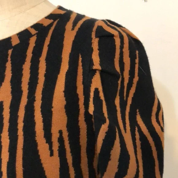 LucyParis animal print sweater size large. - Picture 3 of 9